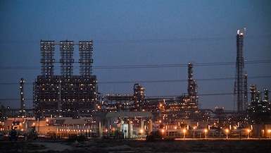 Esta fotografía, tomada el 11 de diciembre de 2019, muestra una vista de una refinería en la Ciudad Industrial de Jubail, a unos 95 kilómetros al norte de Dammam, en Arabia Saudita. (Foto de GIUSEPPE CACACE / AFP).