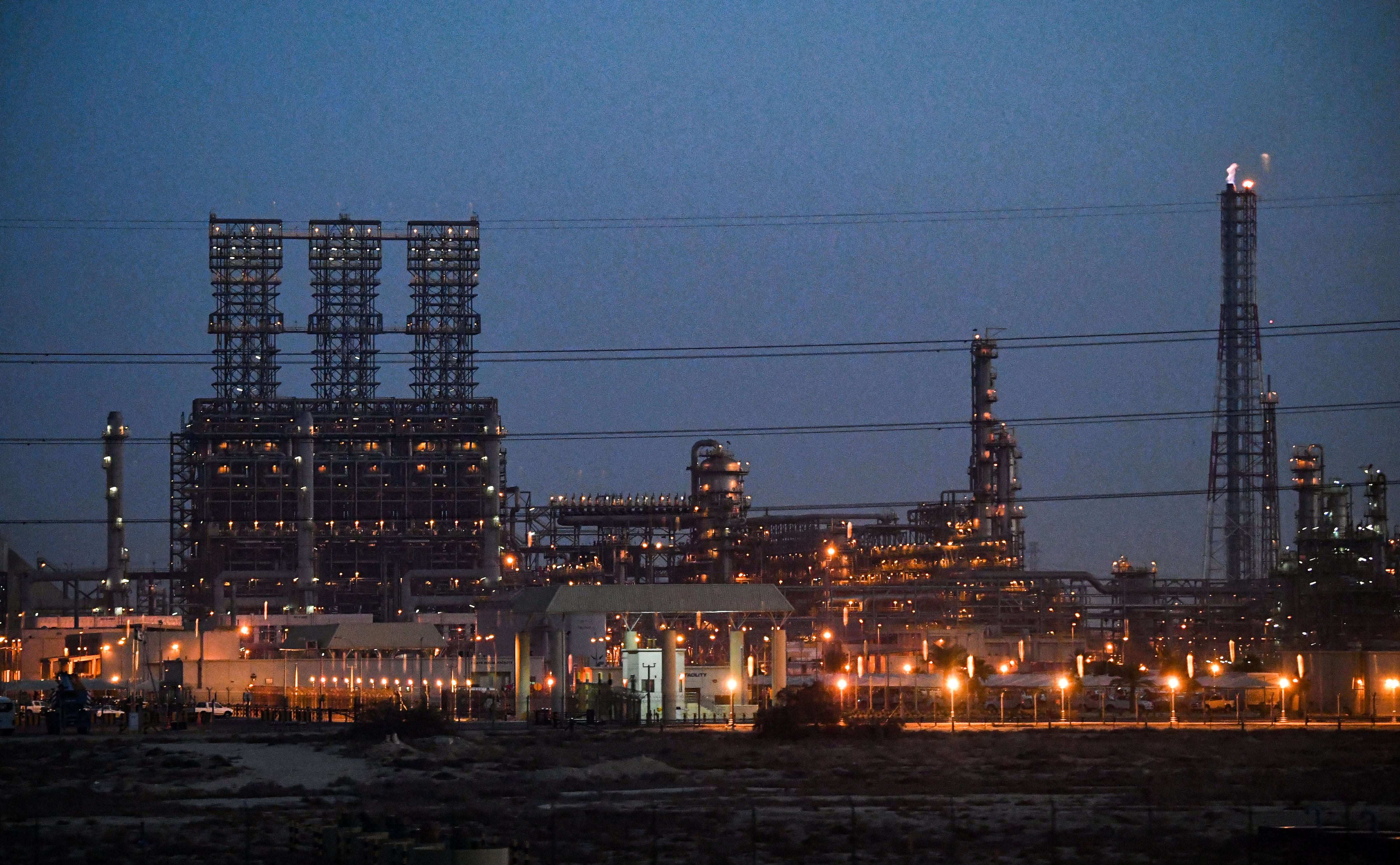 Esta fotografía, tomada el 11 de diciembre de 2019, muestra una vista de una refinería en la Ciudad Industrial de Jubail, a unos 95 kilómetros al norte de Dammam, en Arabia Saudita. (Foto de GIUSEPPE CACACE / AFP).