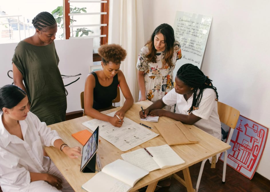 “En el Perú, solo el 9% de los puestos ejecutivos del sector inmobiliario están ocupados por mujeres”. (Foto: Pexels)