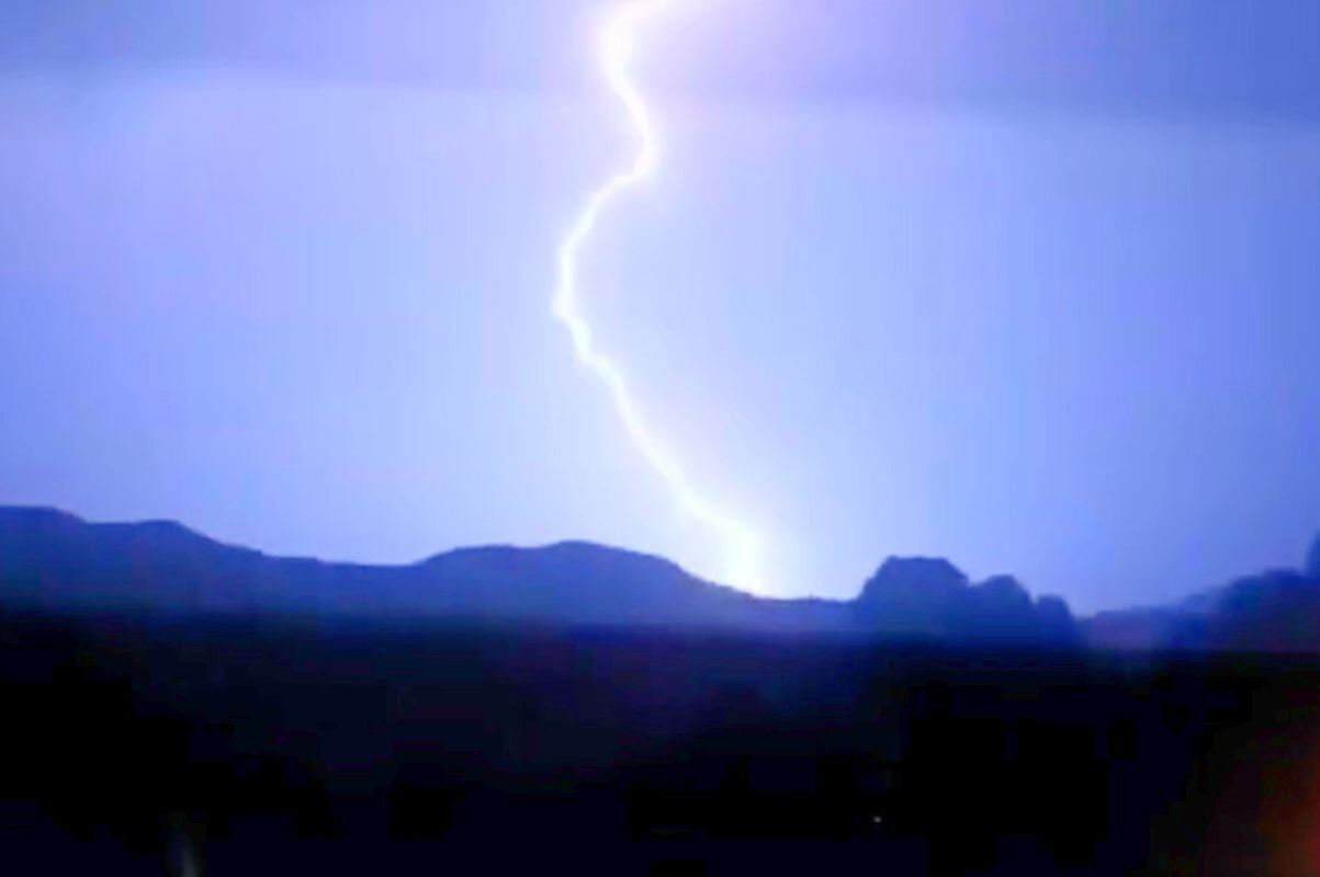 “Se espera que el fenómeno continúe durante las próximas horas”, indicaron desde el Senamhi. Foto: Andina.