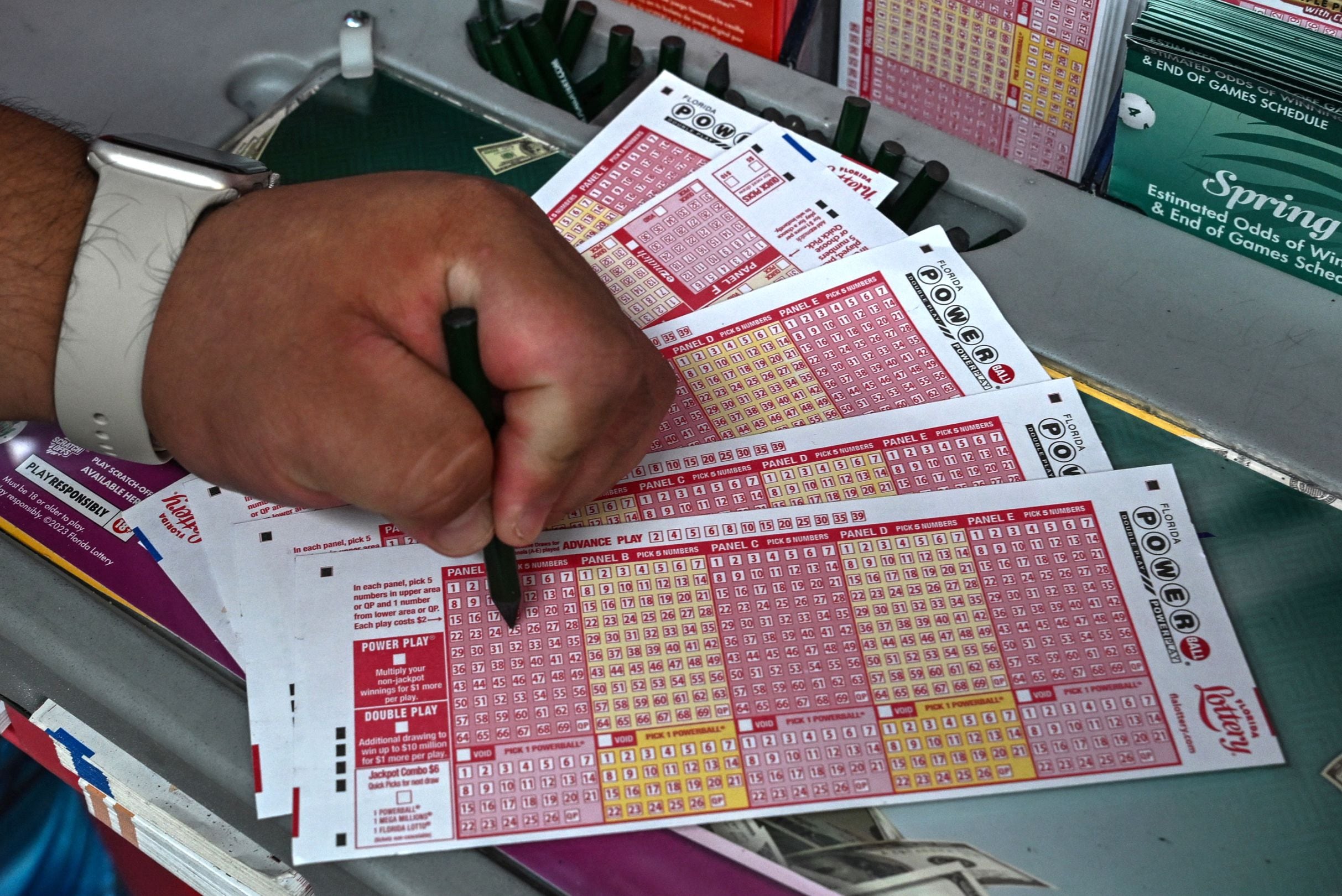 Los plazos límite para la venta de boletos del Powerball varían según la jurisdicción. (Foto: GIORGIO VIERA / AFP)