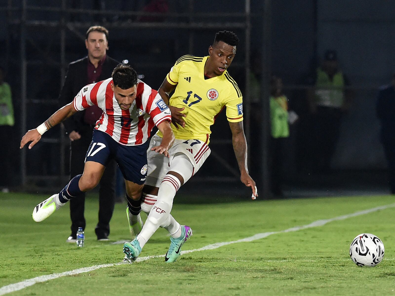 El centrocampista paraguayo Iván Leguizamón (izq.) lucha por el balón con el colombiano Cristian Borja durante el partido de fútbol de clasificación para el Sudamericano de la Copa Mundial de la FIFA 2026 entre Paraguay y Colombia disputado en el estadio Defensores del Chaco de Asunción el 21 de noviembre de 2023. | Crédito: Norberto Duarte / AFP