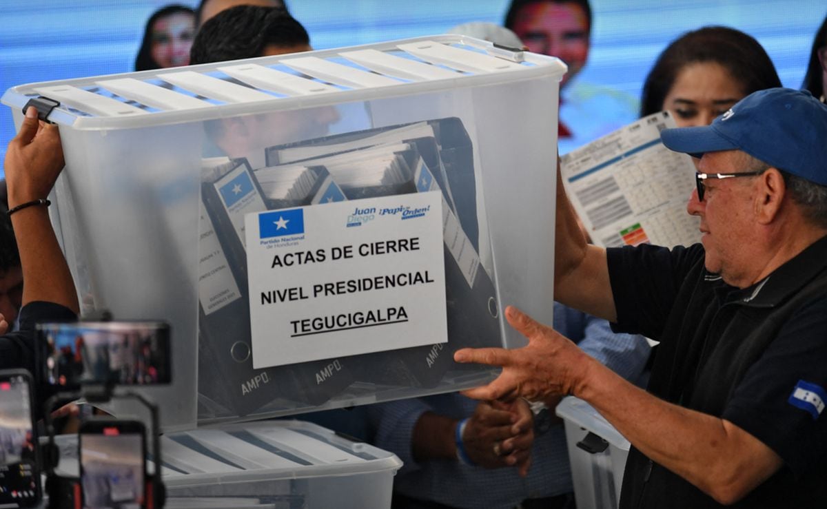 Las elecciones en Costa Rica, Perú, Colombia y, sobre todo, Brasil podrían amplificar la tendencia, redefiniendo las alianzas y transformando una deriva difusa en una sólida marea azul. En la imagen, una caja con material electoral es transportada durante el recuento de votos en Tegucigalpa, el 4 de diciembre de 2025 | Foto: Orlando SIERRA / AFP