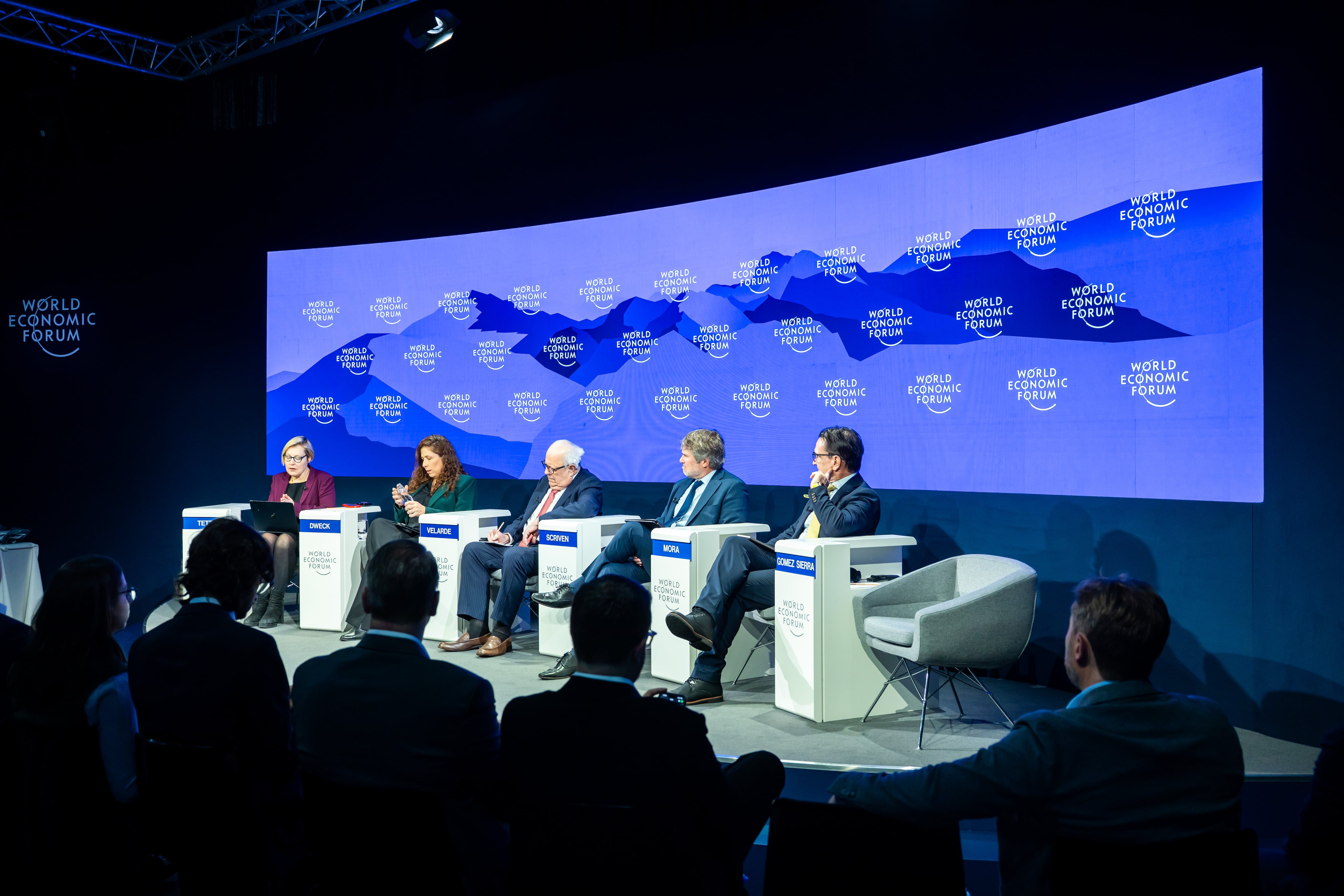 Sesión «Rompiendo el techo de crecimiento de América Latina» con Altagracia Gómez Sierra, coordinadora del Consejo Asesor Empresarial de la Presidencia de México; Gillian R. Tett, rectora del King's College de la Universidad de Cambridge (Reino Unido); James Scriven, director ejecutivo de BID Invest; Juan Carlos Mora, director ejecutivo de Bancolombia; Julio Velarde, presidente del Banco Central de Reserva del Perú; Simone Tebet, ministra de Planificación y Presupuesto de Brasil; en la Reunión Anual del Foro Económico Mundial 2026 en Davos-Klosters, Suiza, el 21 de enero del 2026.