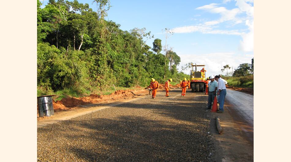 La intervención contempla la construcción de una doble calzada, con nueva estructura vial, separador central de concreto, veredas, ciclovía, rampas de acceso y sistema de drenaje. Foto: Andina