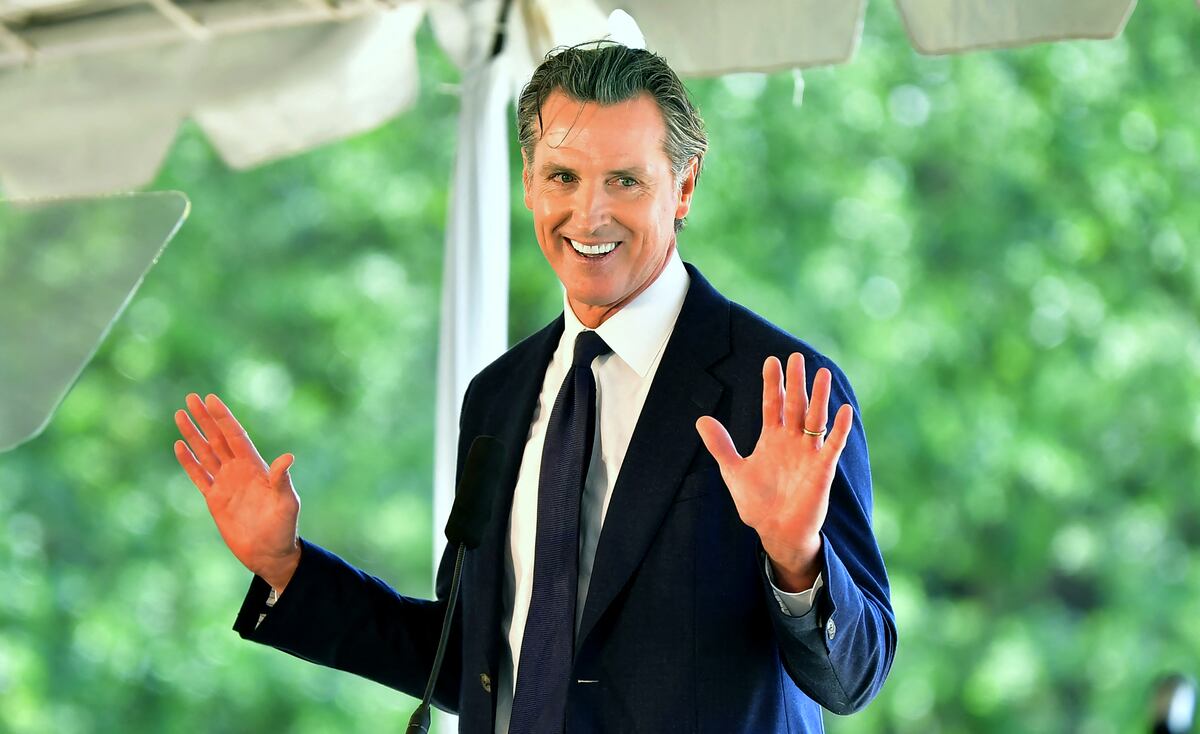 Gavin Newson aprobó el aumento de salario mínimo en California (Foto: AFP)