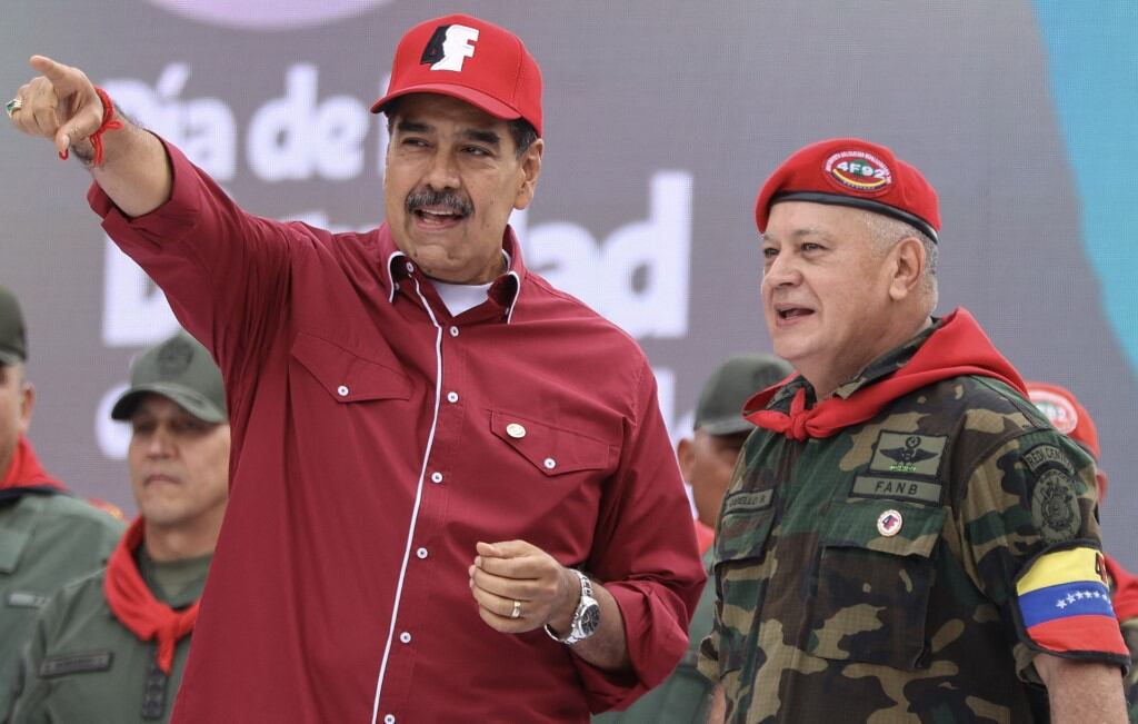 El presidente venezolano, Nicolás Maduro (izq.), y su ministro del Interior, Diosdado Cabello, participan en una manifestación para conmemorar el 33º aniversario del fallido golpe de Estado militar de 1992 del fallecido presidente Hugo Chávez contra el gobierno (1989-1993) de Carlos Andrés Pérez en Caracas, febrero de 2025. (Foto: Pedro MATTEY / AFP)