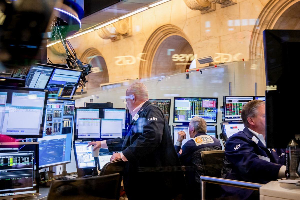 Operadores trabajan en el parqué de la Bolsa de Valores de Nueva York. Fotógrafo: Michael Nagle/Bloomberg