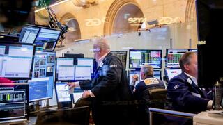 Caída del dólar rompe modelos y desconcierta a operadores