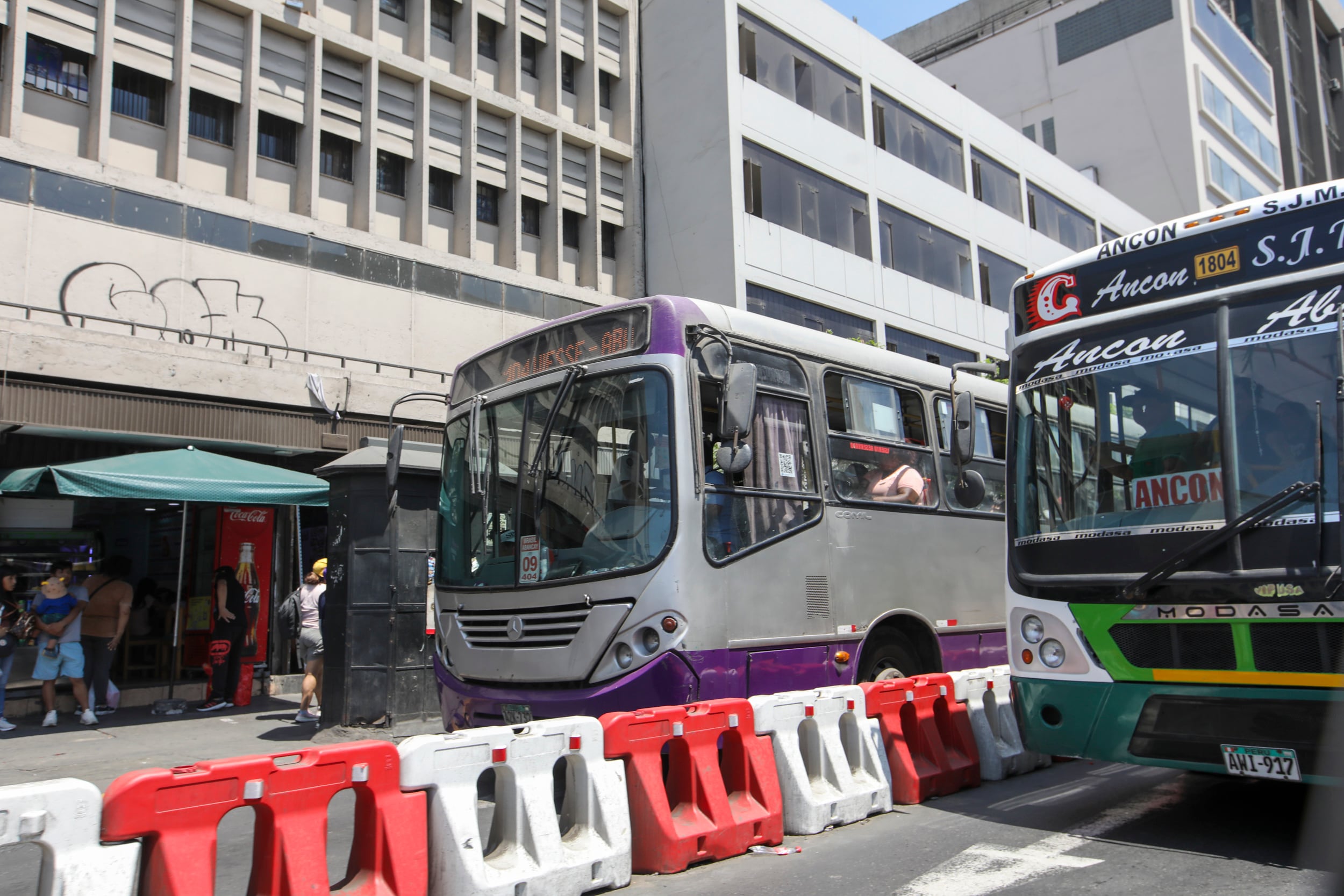 Los buses del corredor morado competían con líneas que se superponían a su ruta. Foto: Anthony Niño de Guzmán