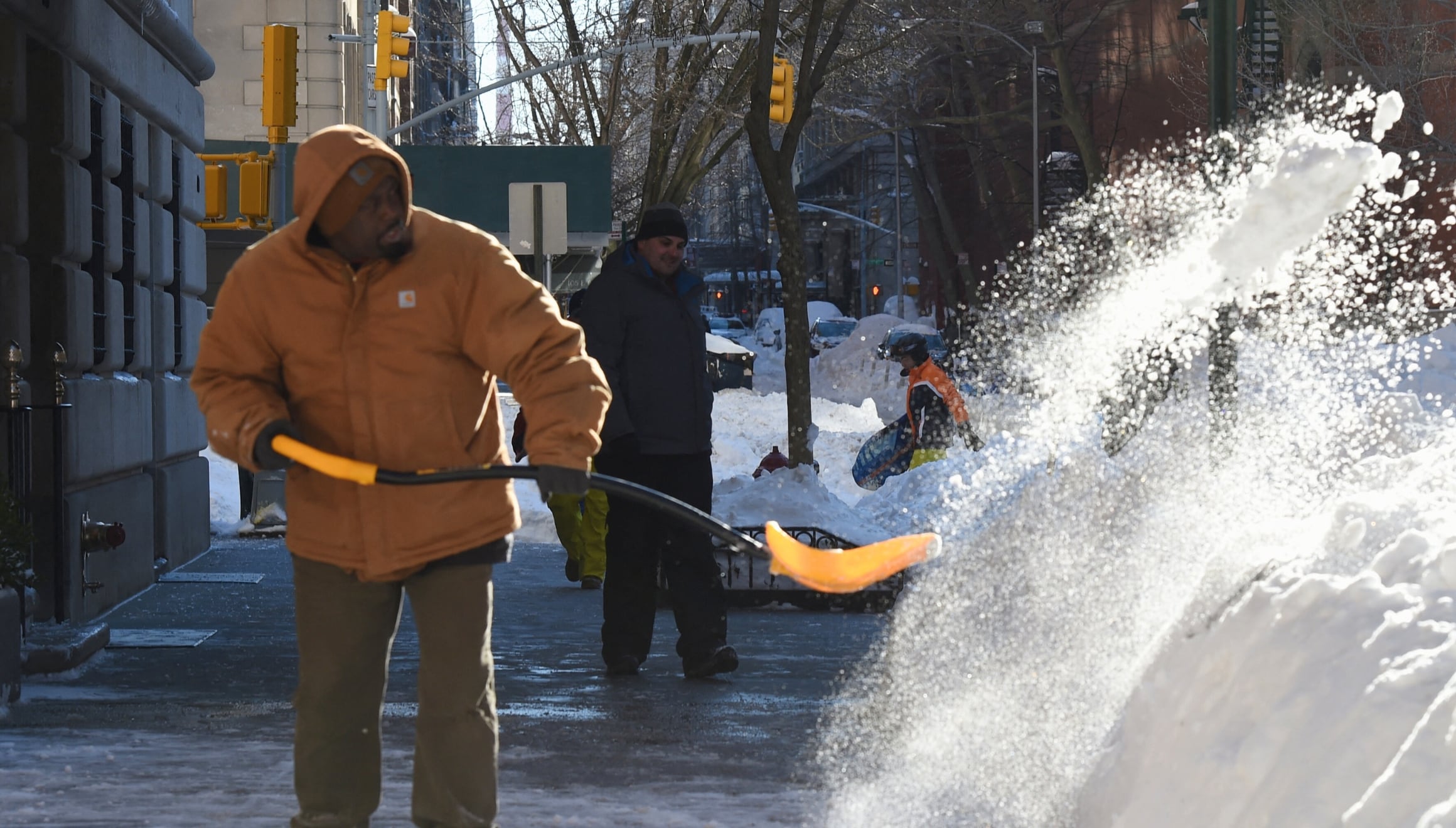 Trabajador de Nueva York limpiando la nieve de las calles de la ciudad (Foto: AFP)