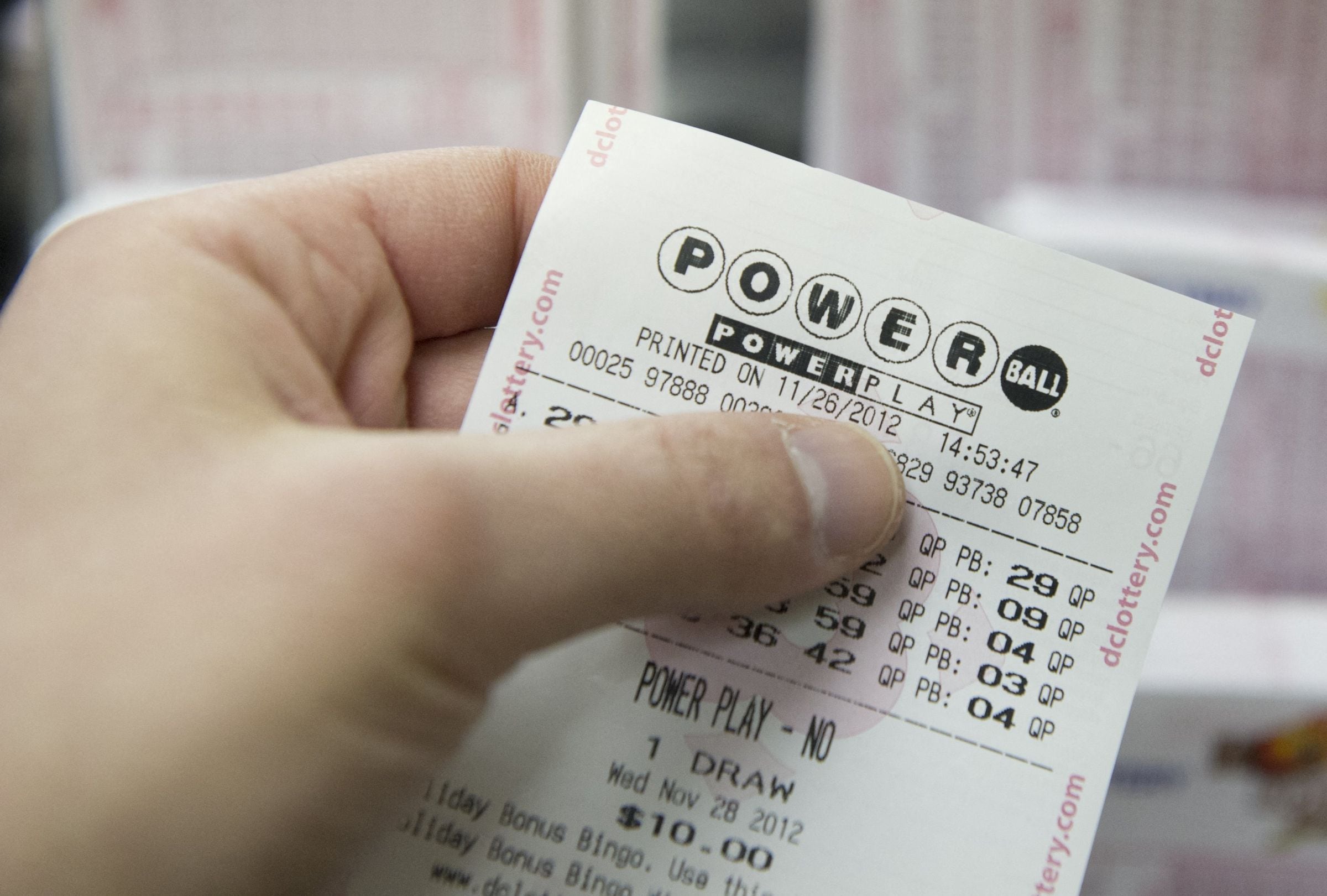 Revisa esta nota para que descubras quién ganó el Powerball hoy, sábado 11 de abril, en EE.UU. (Foto: Saul LOEB / AFP)