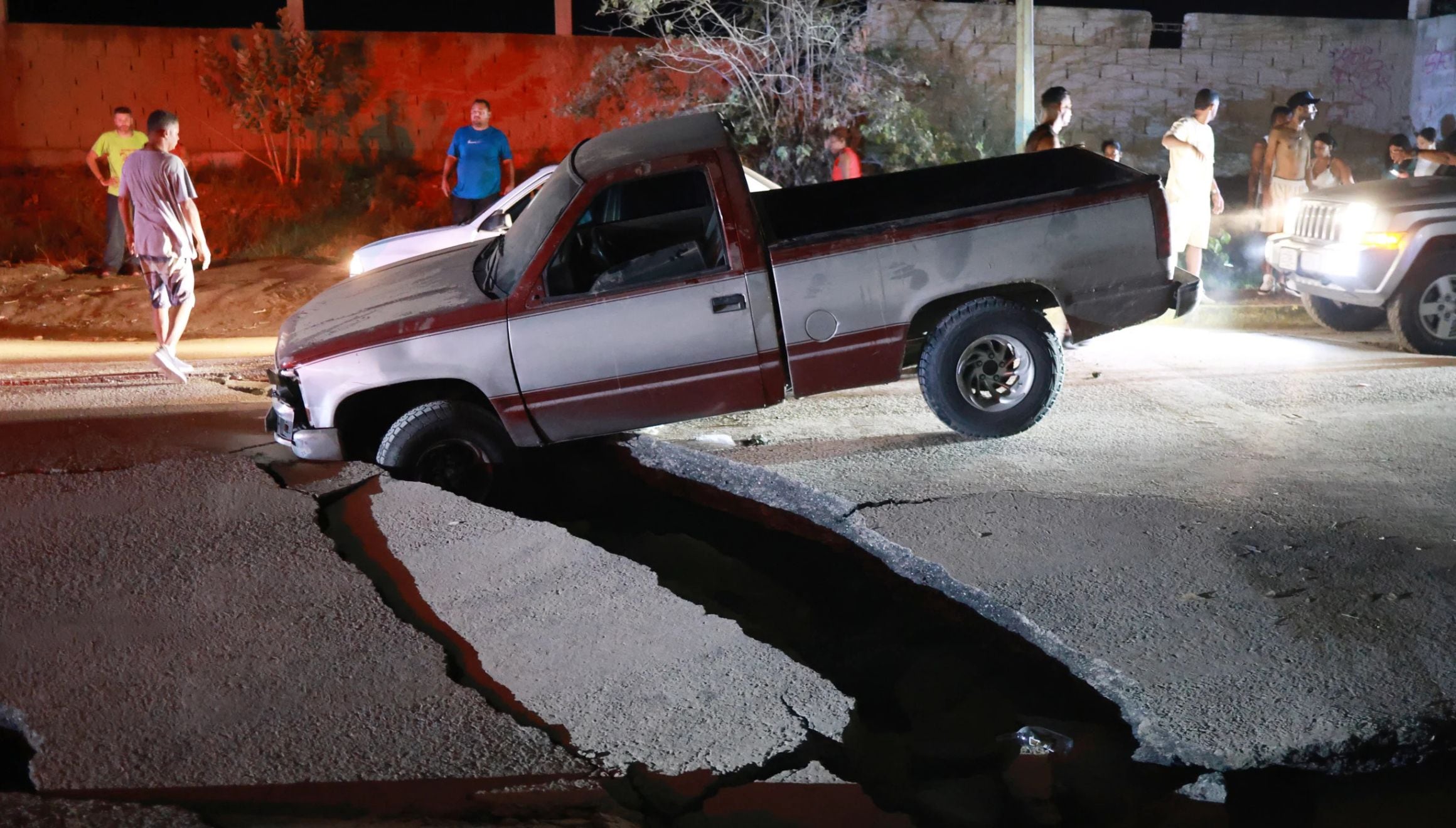 Un vehículo quedó atrapado en una grieta provocada por un terremoto en La Guaira, Venezuela, el jueves 25 de junio de 2026. (Foto AP/Javier Campos)