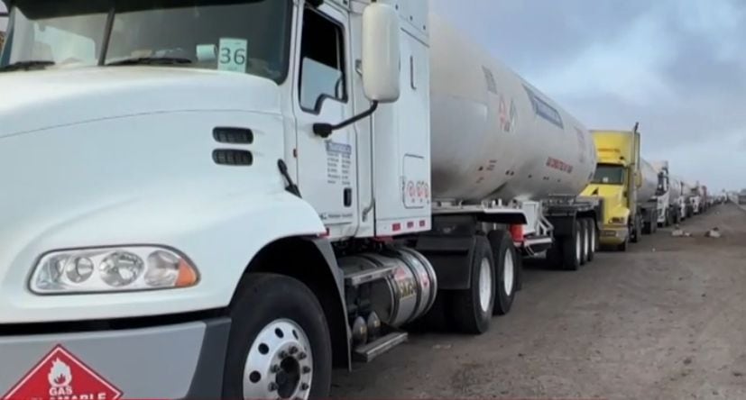 Transportistas alertan que ya se forman colas de camiones cisterna para abastecerse de combustibles en el Callao (Captura: América Noticias)