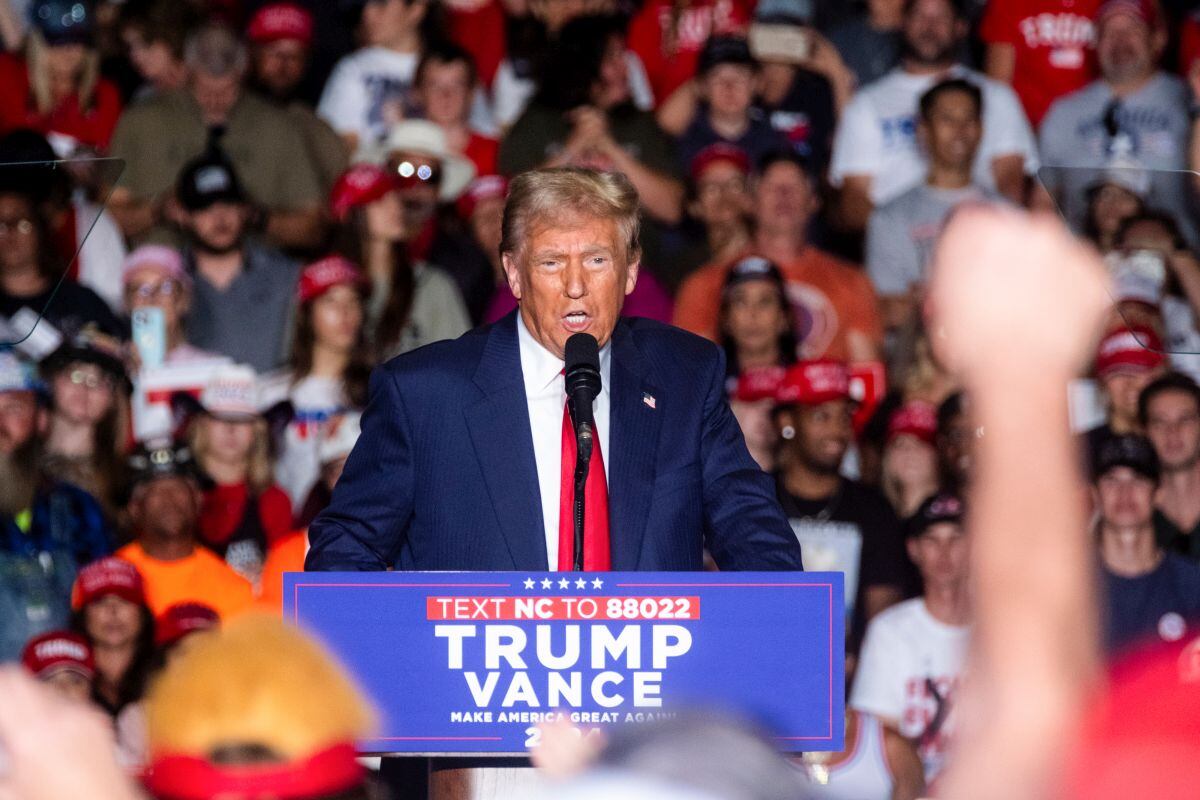 El expresidente de EE.UU. Donald Trump durante un acto de campaña en Greensboro, Carolina del Norte, EE.UU., el martes 22 de octubre de 2024.