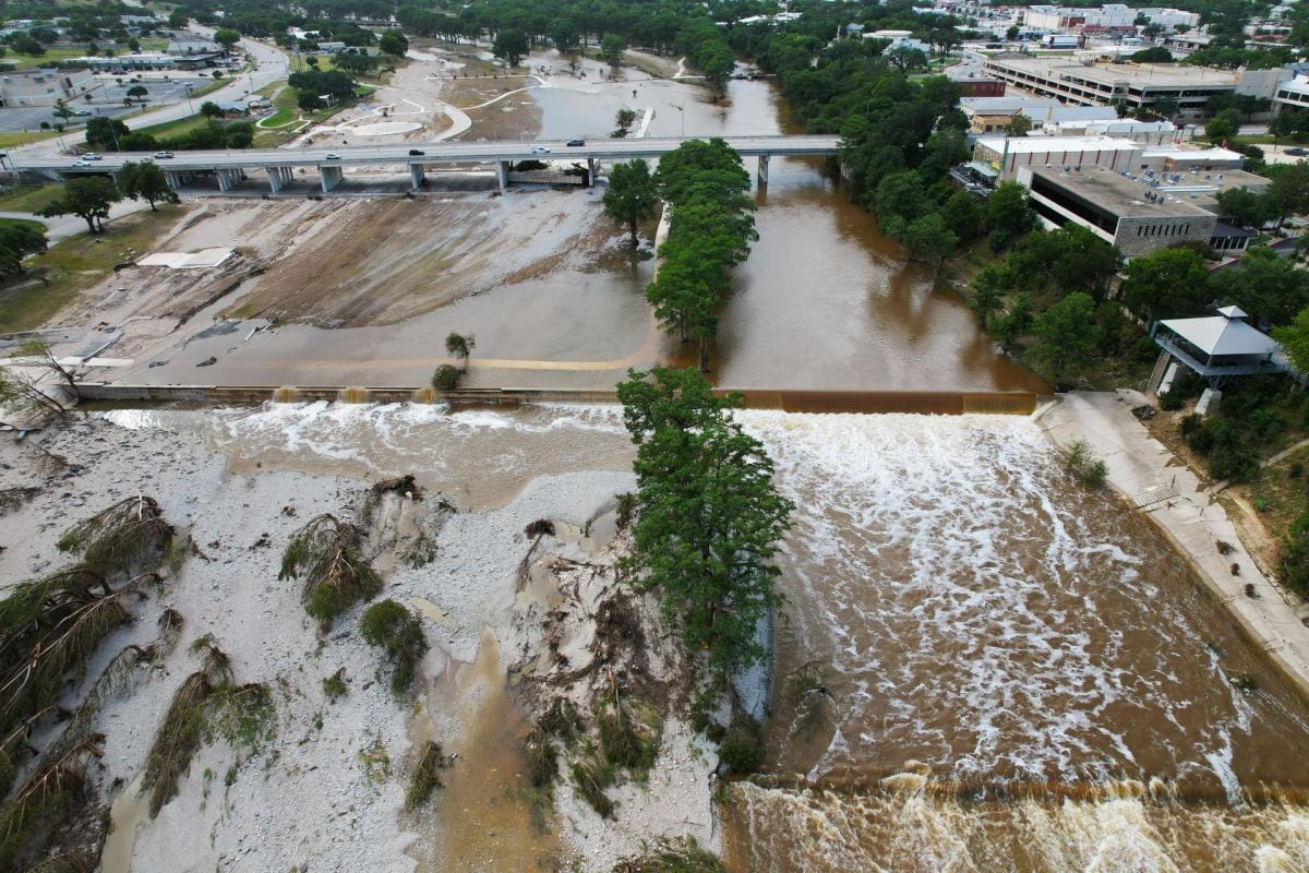 El descenso del nivel del río Guadalupe deja al descubierto una zona inundable en Kerrville, Texas (EE. UU.), el 17 de julio de 2026 (Fot0: EFE/EPA/DUSTIN SAFRANEK)