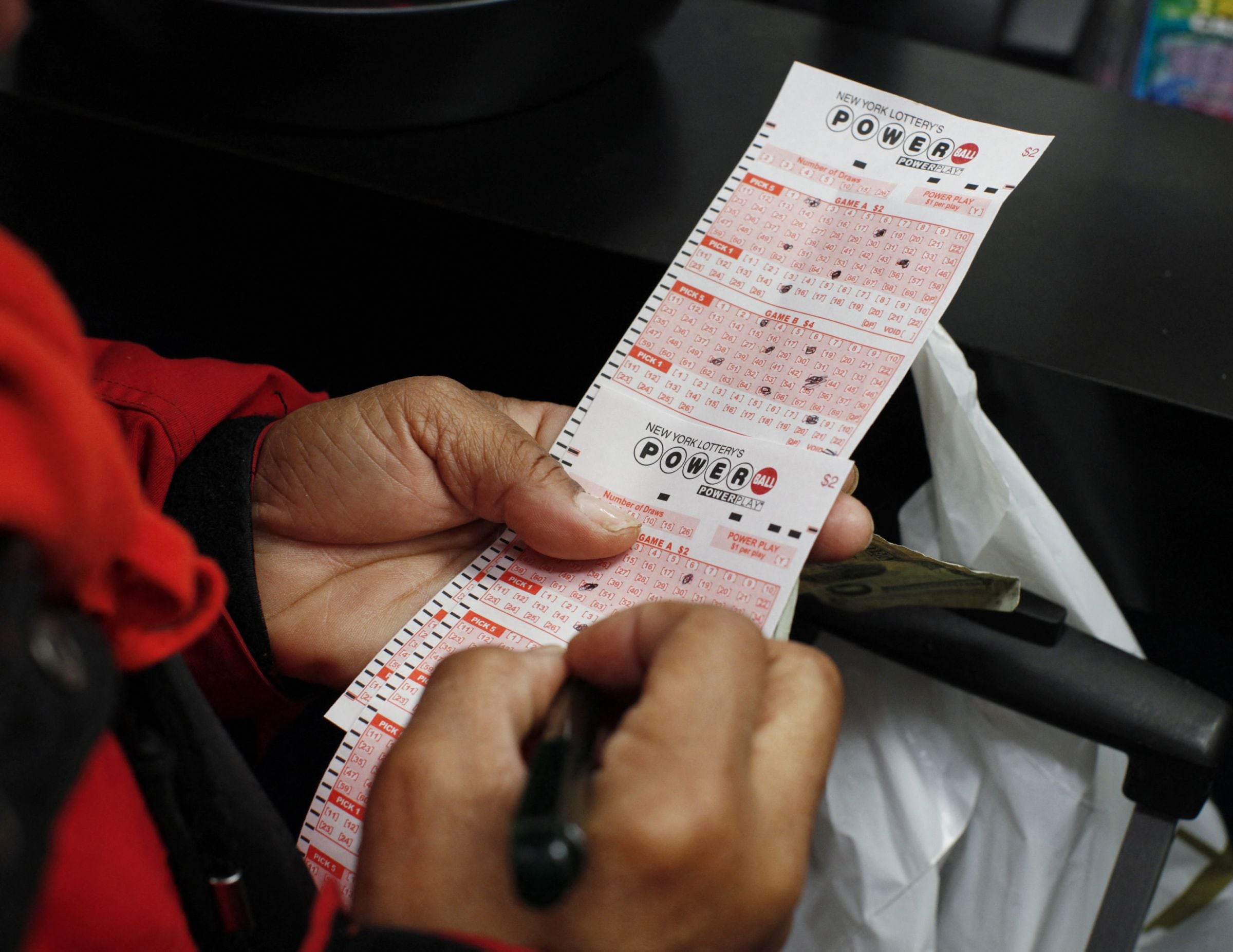 Los plazos límite para la venta de boletos del Powerball varían según la jurisdicción. (Foto: KENA BETANCUR / AFP)
