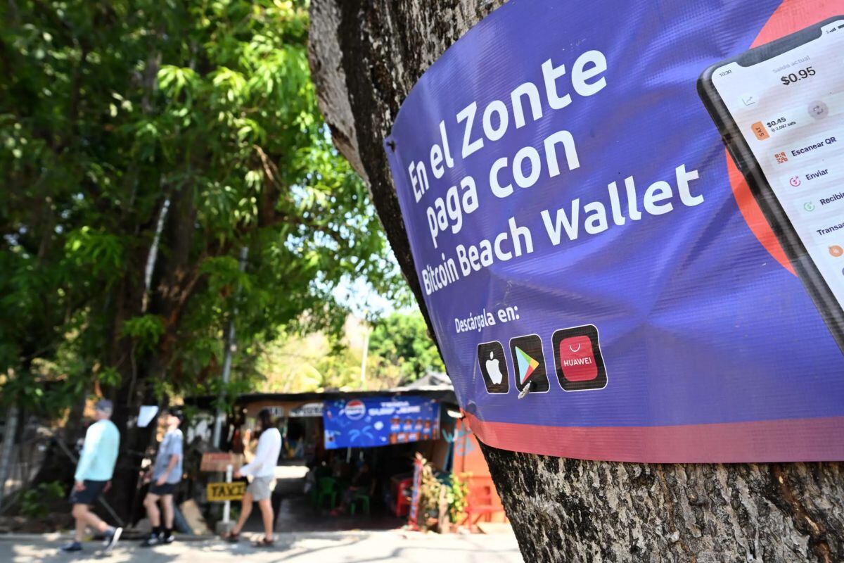 Un cartel promueve el uso de bitcóin en El Zonte, El Salvador. Foto: AFP