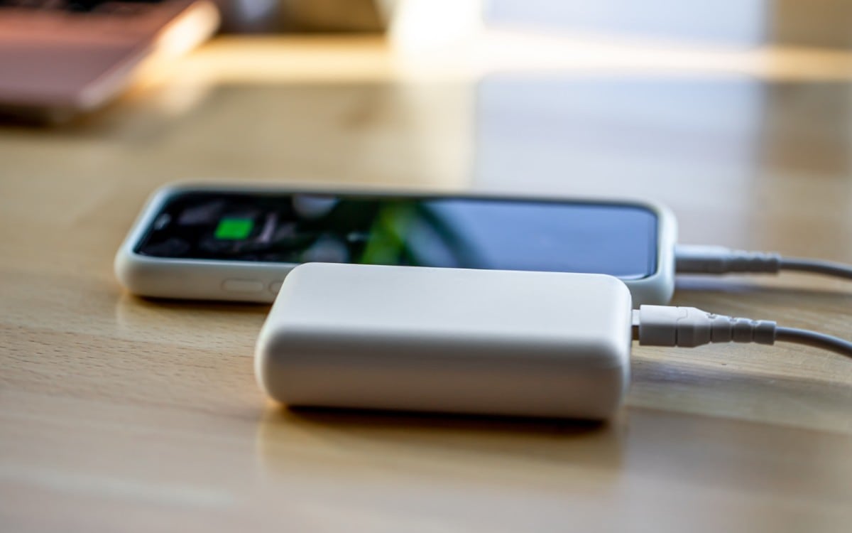 La aerolínea implementará nuevas restricciones a partir de este viernes, obligando a los viajeros a mantener sus dispositivos visibles y limitando su uso durante el vuelo. (Foto referencial: Freepik)