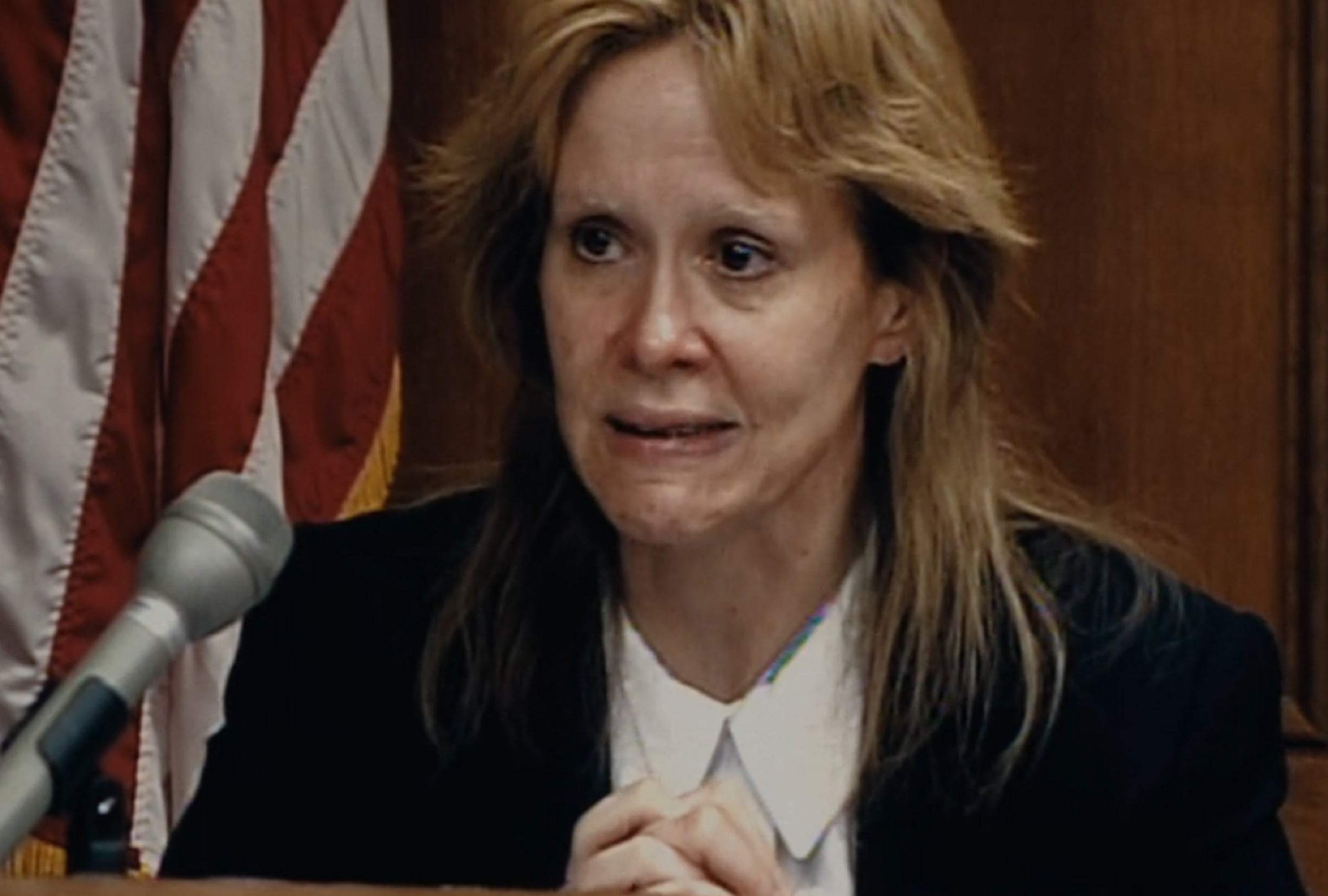 La asesina serial Aileen Wuornos (Sarah Paulson) en la escena de su juicio en el octavo episodio de la serie “Monster: The Lizzie Borden Story” (Foto: Netflix)