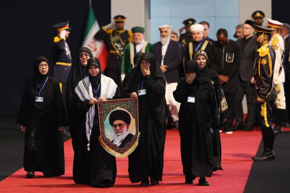Mujeres que sostienen un retrato del difunto Líder Supremo iraní, el ayatolá Alí Jamenei, rinden homenaje antes de su funeral de Estado en la Hussainiyah Imam Khomeini en Teherán, Irán. Foto: EFE/EPA/ABEDIN TAHERKENAREH
