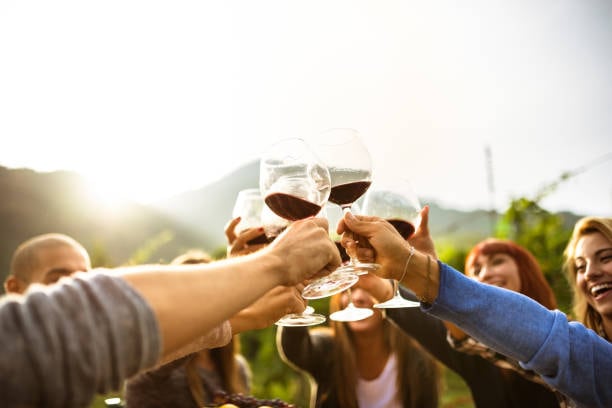 "El vino alcanza su verdadera plenitud social cuando se comparte en torno a un gran plato de comida y se rodea del afecto sincero de los seres queridos."(Fuente: iStock)