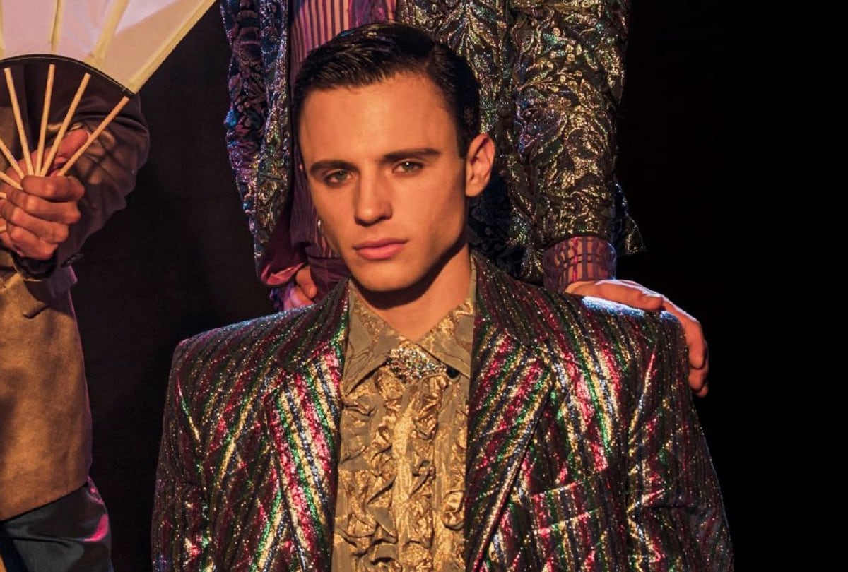 Iván Pellicer da vida a Manuel Arjona, uno de los integrantes del grupo, en la película biográfica española “Disco, Ibiza, Locomía” (Foto: DeAPlaneta)