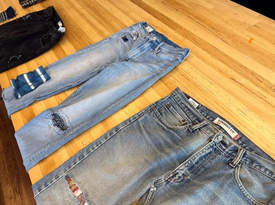 Algunas de las prendas utilizadas durante un taller de reparación de ropa en el barrio de Georgetown, en Washington, Estados Unidos. © Natalie WADE / AFP