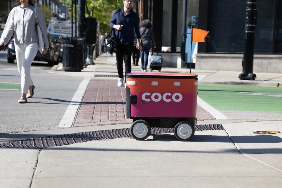 Un robot de la compañía Coco Delivery Robot en el vecindario Lakewood de Chicago, el 22 de abril del 2026. (Jeremy Battle/Block Club Chicago via AP)
