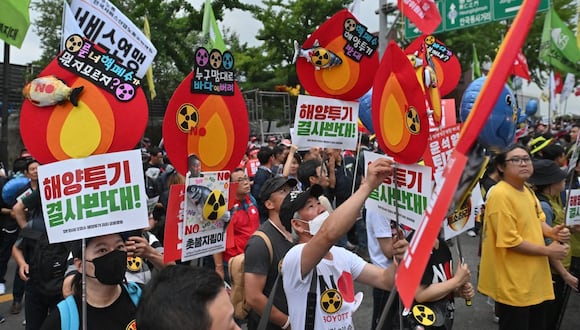 Manifestantes surcoreanos asisten a una manifestación contra el plan de Japón de descargar agua tratada de la planta nuclear de Fukushima, en una carretera cerca de la embajada japonesa en Seúl el 8 de julio de 2023. (Foto de Jung Yeon-je / AFP)