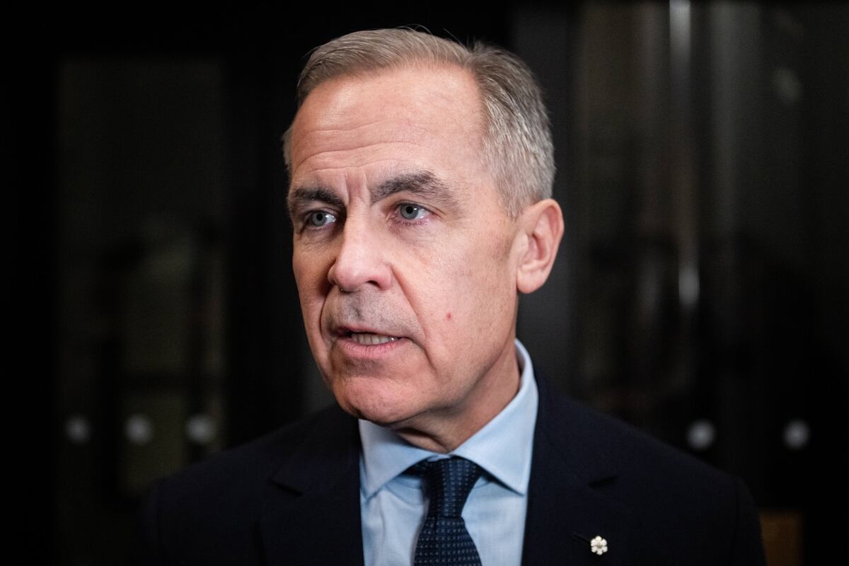El líder del Partido Liberal de Canadá, Mark Carney, habla con los periodistas después de una reunión del Partido Liberal en la Cámara de los Comunes en Ottawa, Canadá, el 10 de marzo de 2025. (Foto de EFE/EPA/SPENCER COLBY)