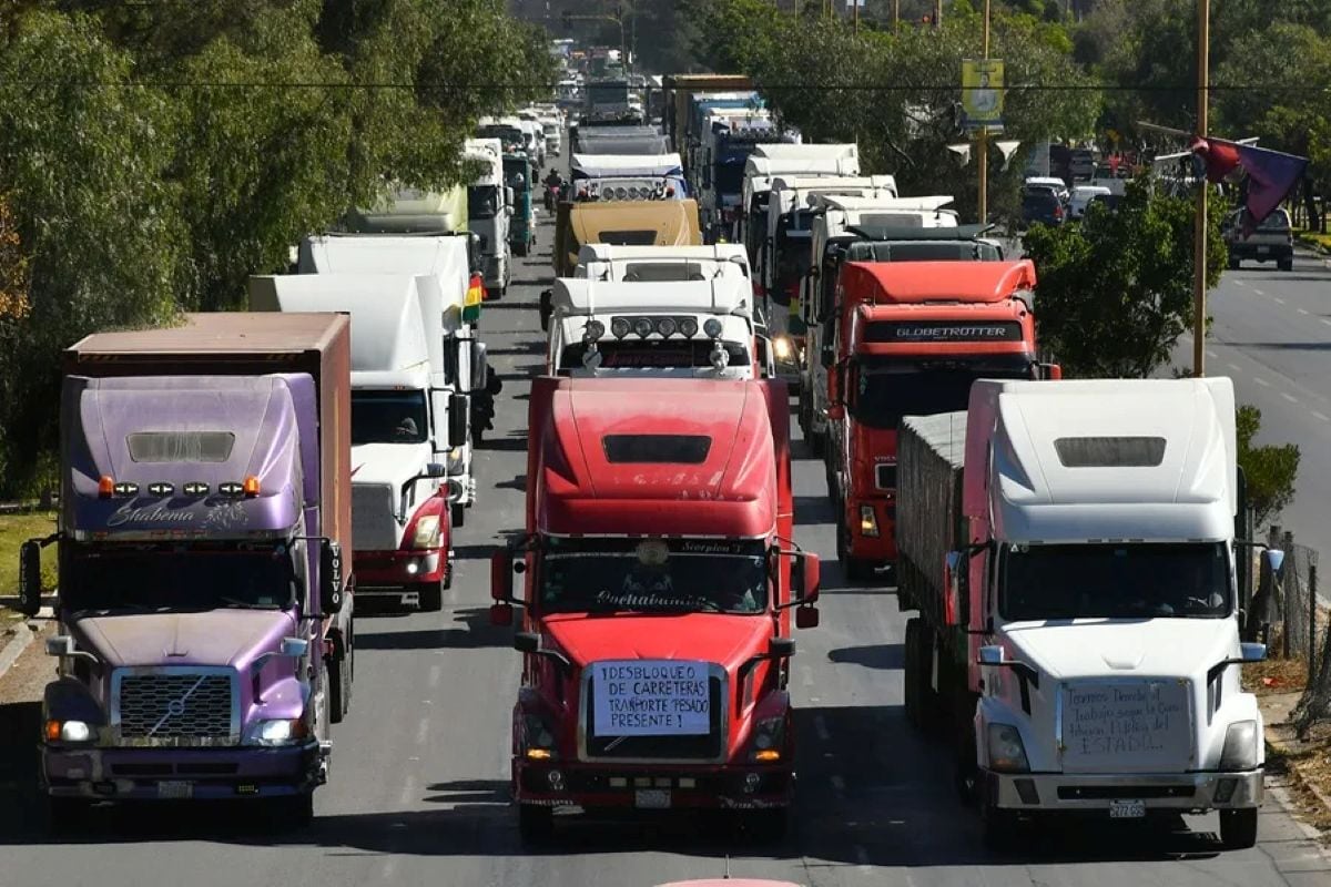 Camioneros paraguayos permanecen detenidos desde hace más de seis semanas debido a los bloqueos en distintas carreteras de Bolivia. Foto: EFE.