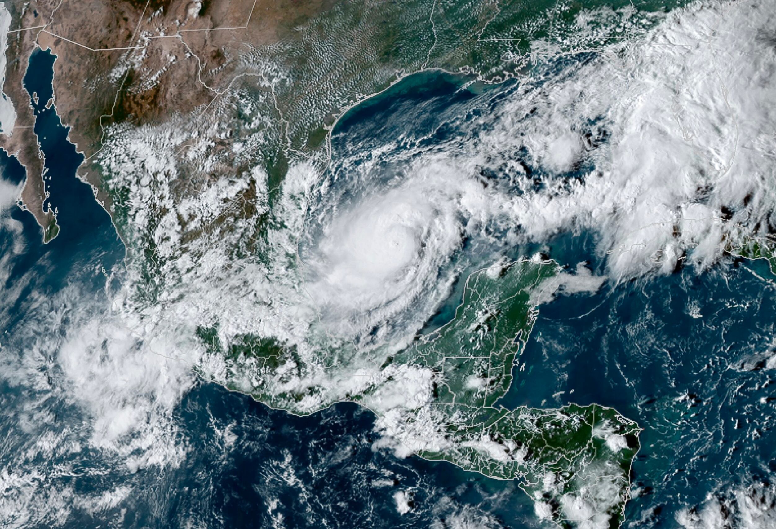 Esta imagen satelital cortesía de la Administración Nacional Oceánica y Atmosférica (NOAA) y la División de Meteorología Regional y de Mesoescala (RAMMB) muestra al huracán Milton agitándose sobre el Golfo de México, el 6 de octubre de 2024. La tormenta Milton se convirtió en huracán el 6 de octubre, dijo el Centro Nacional de Huracanes, mientras avanzaba a toda velocidad hacia la costa occidental de Florida, que aún se está recuperando de las secuelas del devastador huracán Helene. (Foto de NOAA / AFP)