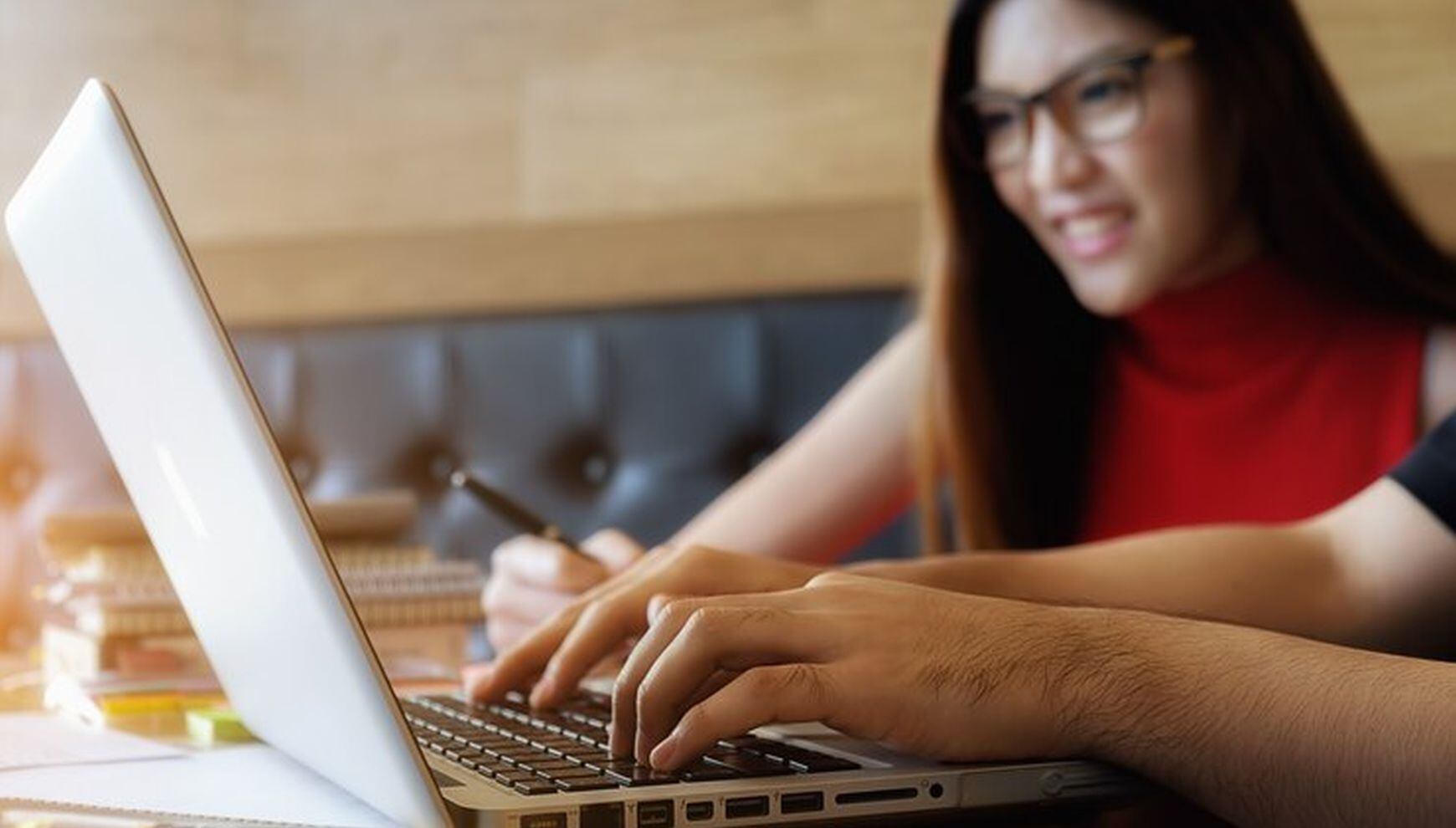 Desde la comodidad de tu casa puedes tramitar tu permiso de trabajo por Internet en USA (Foto: Freepik)