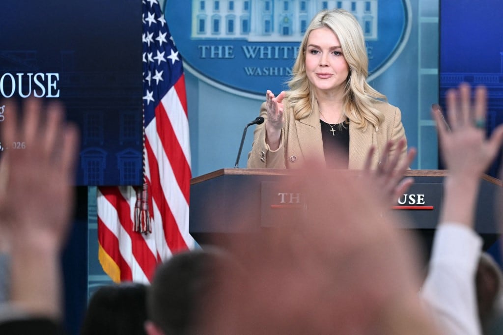 La secretaria de prensa de la Casa Blanca, Karoline Leavitt, habla durante una conferencia de prensa en la Sala Brady de la Casa Blanca en Washington, D.C., el 15 de enero de 2026. (Foto: Mandel NGAN / AFP)