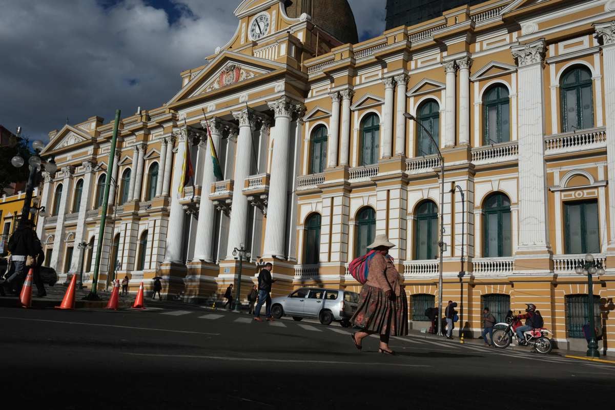 Una mujer aimara camina frente al Palacio Legislativo este miércoles, en La Paz (Bolivia). Un proyecto de ley presentado en Bolivia que plantea la posibilidad de esterilizar de manera obligatoria, bajo control judicial, a mujeres en situación de calle ha desatado el rechazo de la Defensoría del Pueblo y organizaciones de derechos humanos, que advierten de que la medida vulneraría derechos fundamentales. EFE/ Luis Gandarillas