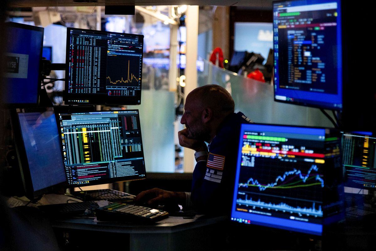 Un trader trabaja en el piso de la Bolsa de Nueva York.