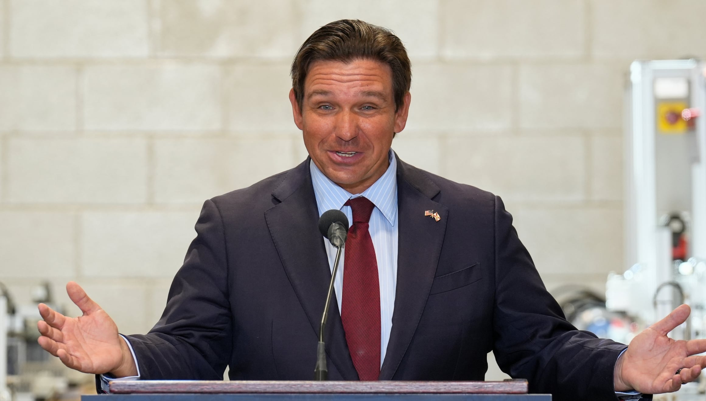 El gobernador Ron DeSantis ha firmado una serie de leyes que entrarán en vigor el próximo mes y que cambiará la vida de muchos floridanos (Foto: Oficina del Gobernador Ron DeSantis)
