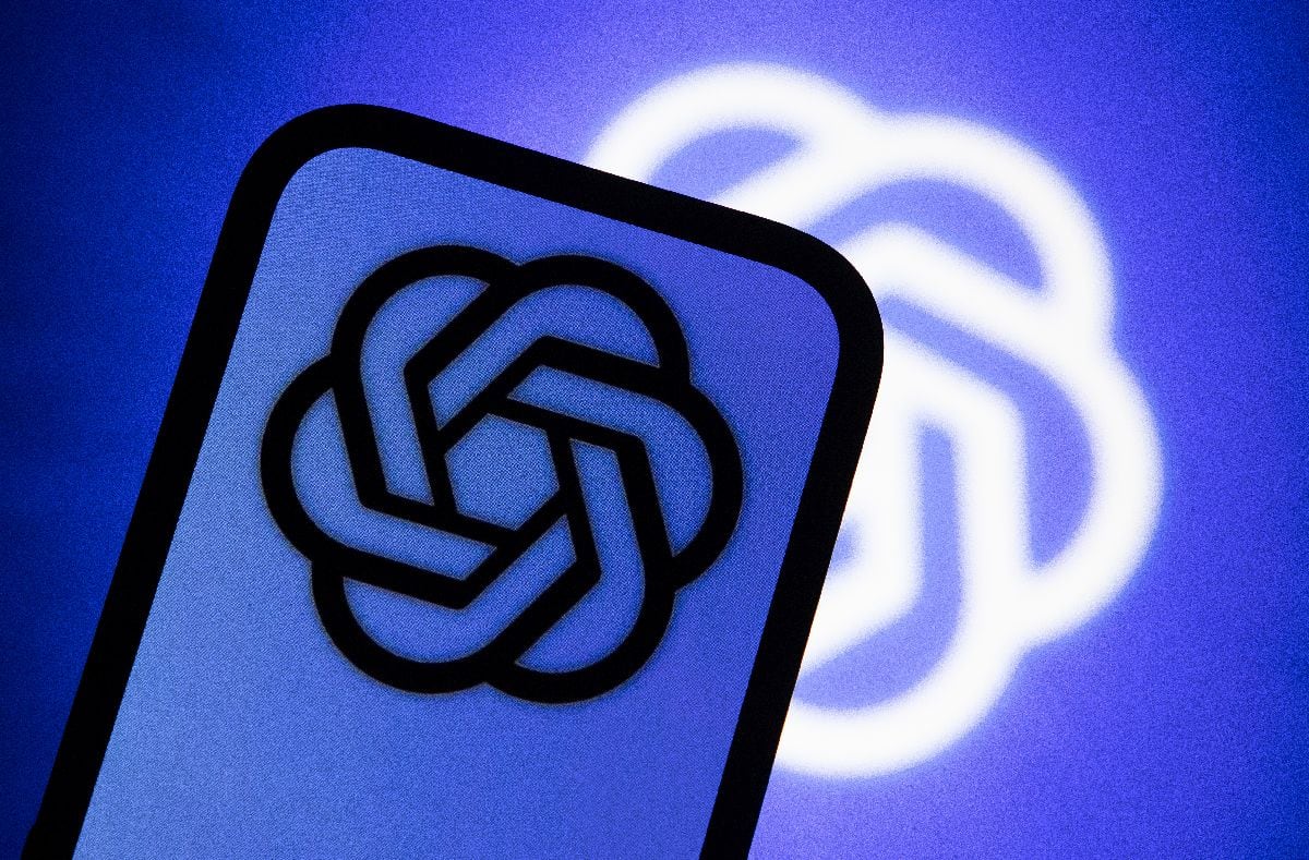 El logotipo del asistente virtual ChatGPT en un teléfono inteligente el viernes 16 de agosto de 2024. El lanzamiento público de herramientas avanzadas de IA generativa como Gemini de Google, Meta AI y ChatGPT de OpenAI en los últimos dos años ha aumentado los temores de que millones de trabajadores puedan ser desplazados.