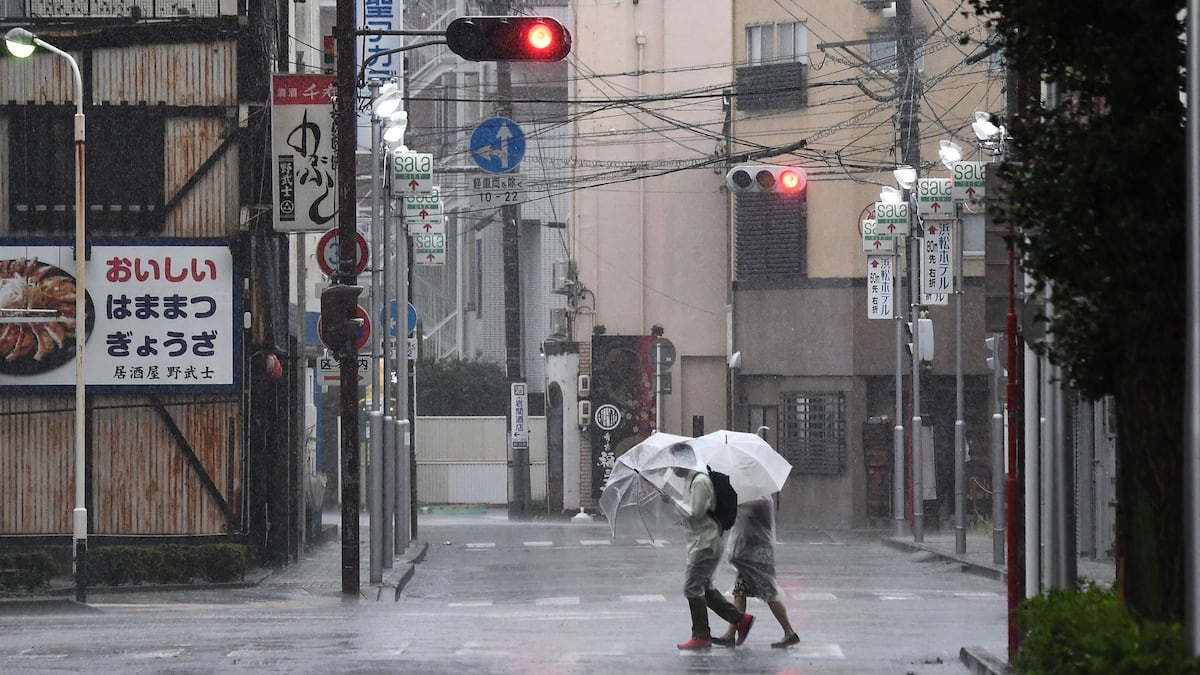 Cancelan vuelos a Japón y piden evacuar ante la llegada del tifón Dujuan