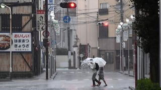 Cancelan vuelos a Japón y piden evacuar ante la llegada del tifón Dujuan