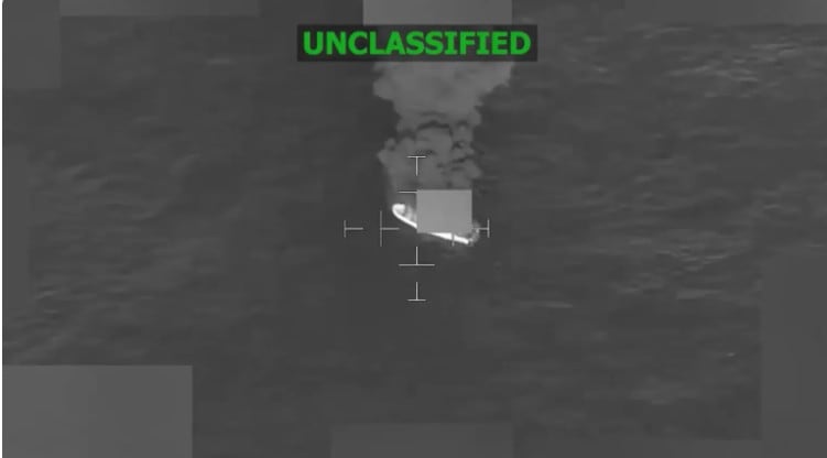 Captura de imagen tomada de la cuenta de X del Comando Sur de Estados Unidos en la que se aprecia el ataque contra una lancha en el Pacífico Oriental que dejó cuatro personas muertes. EFE/ U.S. Southern Command