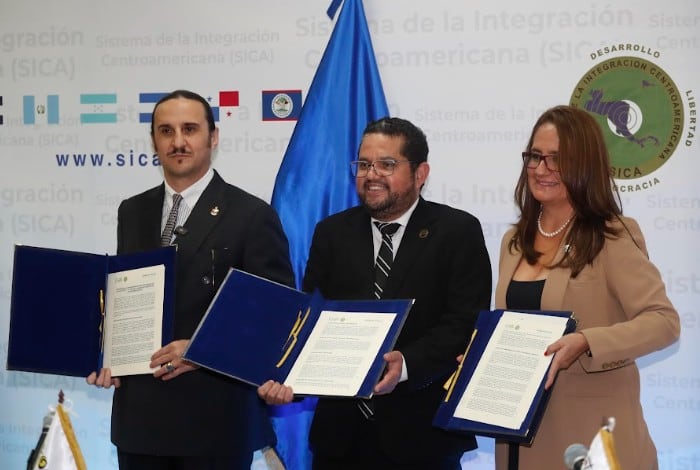 La Agencia de Promoción Turística de Centroamérica (CATA) y TEON (The Embassy of Nature) firmaron en la sede del Sistema de la Integración Centroamericana (SICA) un acuerdo de cooperación para impulsar una hoja de ruta que busca convertir los recursos naturales y la identidad cultural de Centroamérica en una “plataforma productiva” con capacidad de atraer inversión, reputación y prosperidad. Foto: EFE