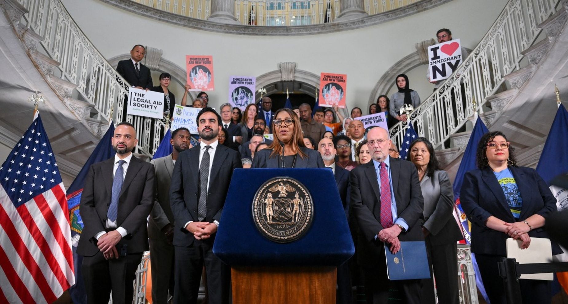 El alcalde de la ciudad de Nueva York, Zohran Mamdani, acompaña a la fiscal general de Nueva York, Letitia James, mientras esta interviene en una conferencia de prensa para anunciar una demanda contra la nueva norma federal de "carga pública" en el Ayuntamiento de Nueva York el 14 de septiembre de 2026 (Foto: Angela Weiss / AFP)