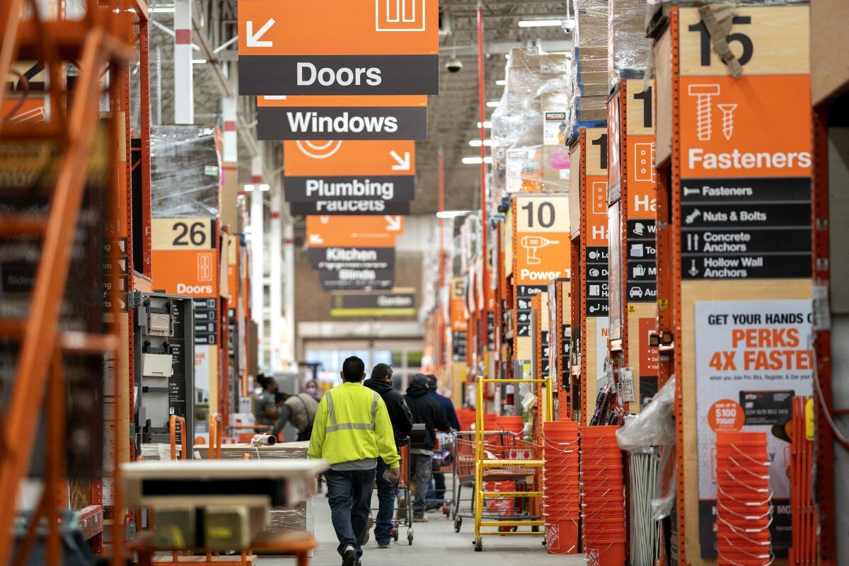 Personas comprando en una tienda Home Depot en Hyattsville, Maryland, el 22 de febrero de 2022 (Foto: Stefani Reynolds / AFP)