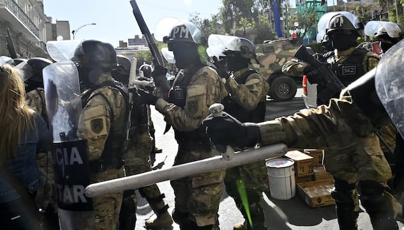 Tropas militares están desplegadas frente al Palacio Quemado en la Plaza Murillo de La Paz el 26 de junio de 2024. (Foto de AIZAR RALDES / AFP).