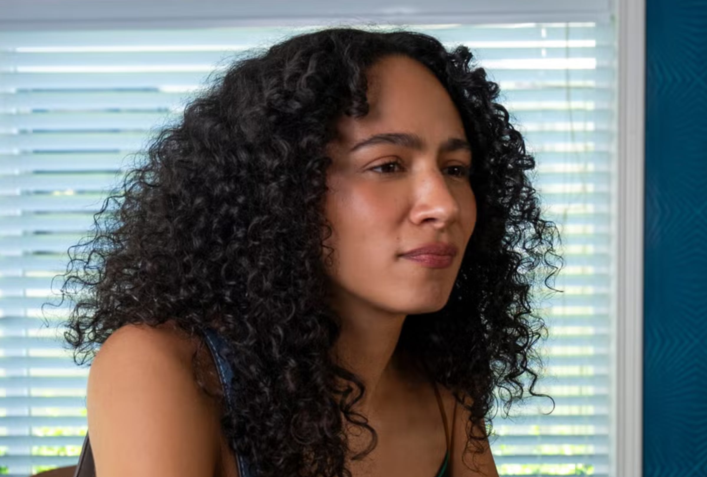 Aurora Perrineau como Chantal en una escena de la serie "Every Year After" (Foto: Amazon MGM Studios / Reunion Pacific Entertainment)