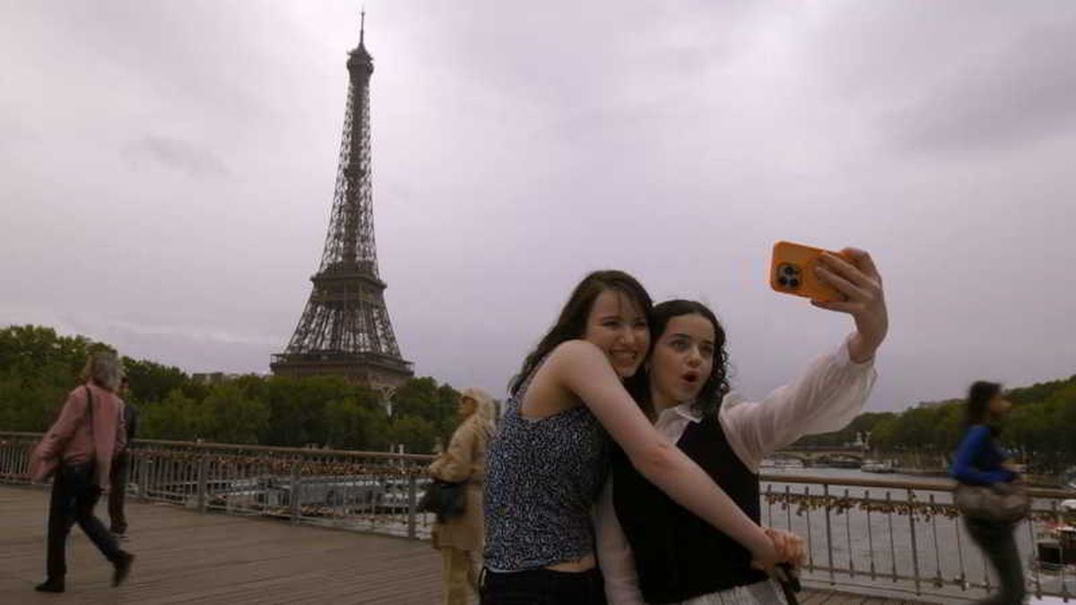Las hermanas de "Bailando sobre hielo" tomándose una foto teniendo como fondo la Torre Eiffel (Foto: WildBrain Studios)