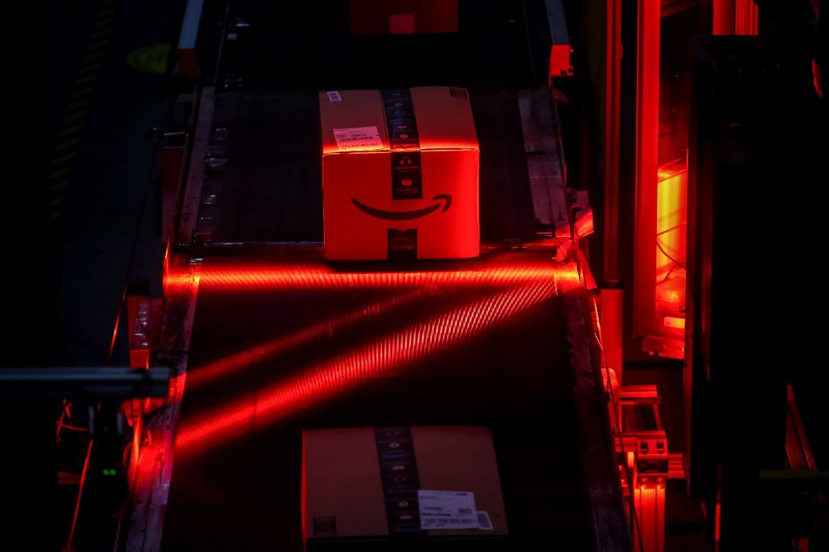 An automated bar code reader scans packages prepared for shipping at an Amazon fulfillment center on Cyber Monday in Robbinsville, New Jersey, US, on Monday, Dec. 1, 2025. US consumers are heading into the official start of the holiday shopping season with a host of economic concerns, including a cooling job market, stagnant wages, persistent inflation and the looming fallout from tariffs.