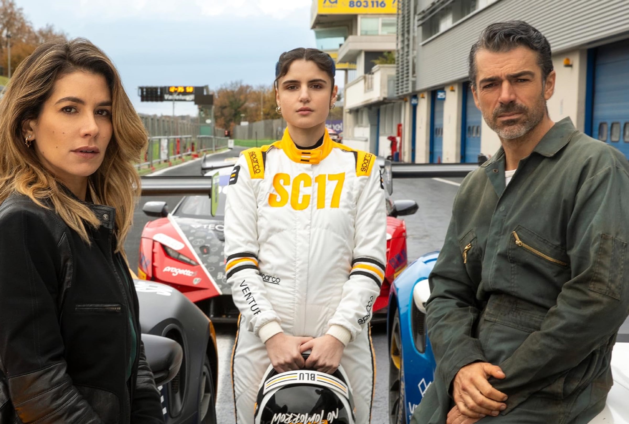 En la serie italiana "Motorvalley", Elena (Giulia Michelini) recluta a Blu (Caterina Forza) y Arturo (Luca Argentero) para participar en el Campeonato Italiano de GT (Foto: Netflix)